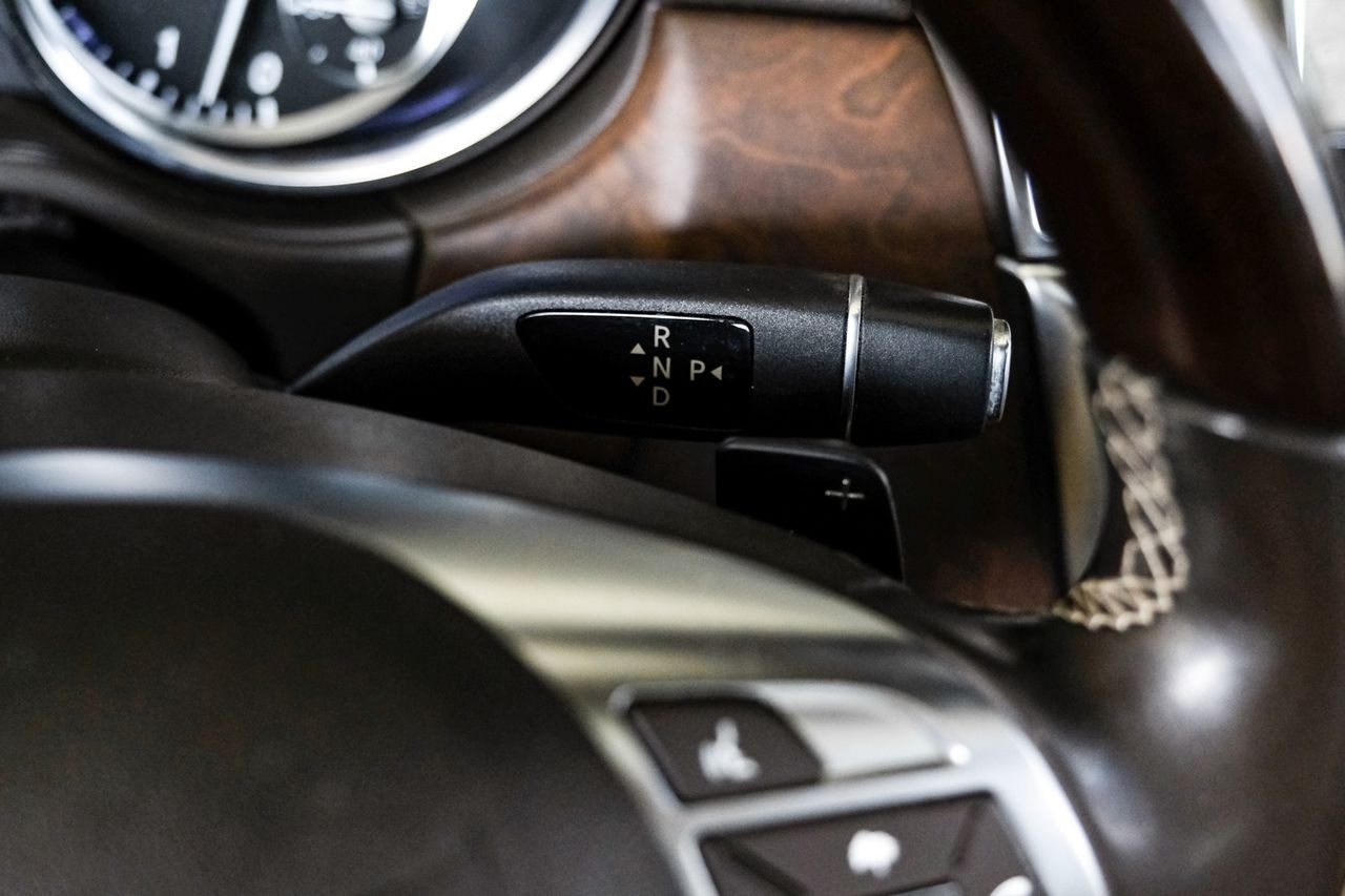 Mercedes-Benz M-Class Vehicle Main Gallery Image 25