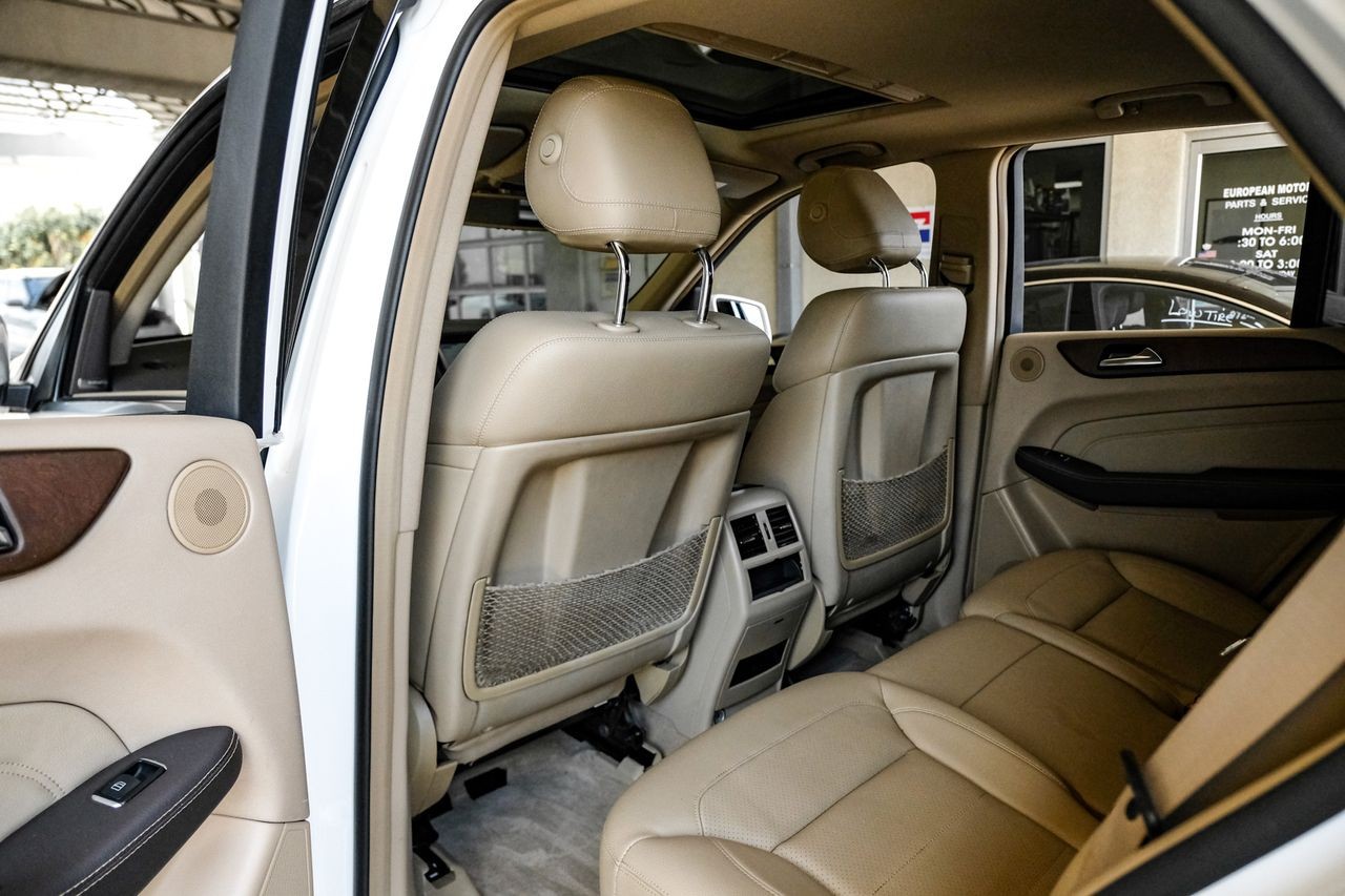 Mercedes-Benz M-Class Vehicle Main Gallery Image 34