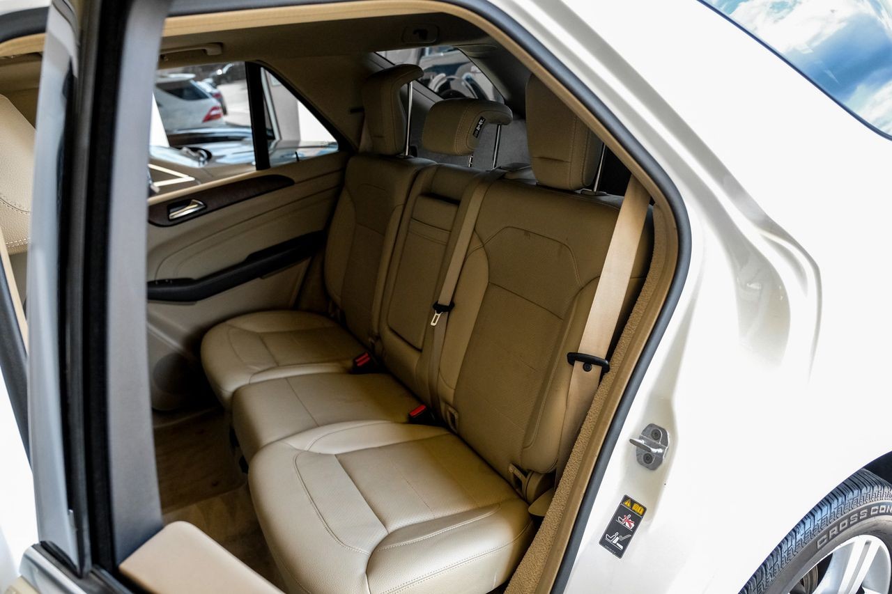 Mercedes-Benz M-Class Vehicle Main Gallery Image 35