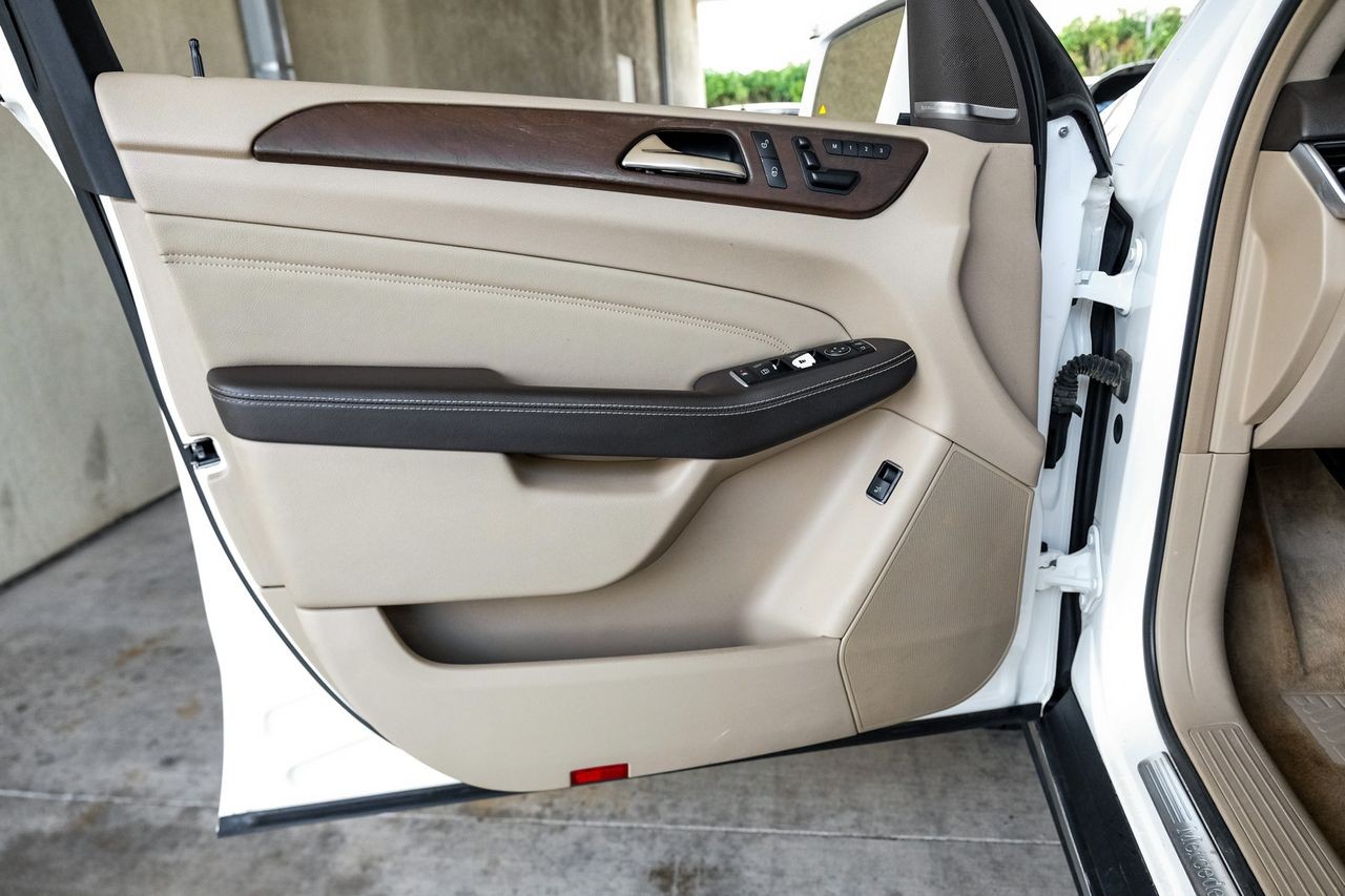 Mercedes-Benz M-Class Vehicle Main Gallery Image 38