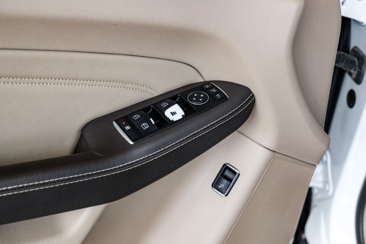 Mercedes-Benz M-Class Vehicle Main Gallery Image 39