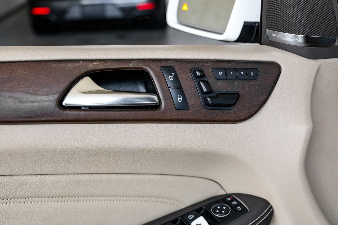 Mercedes-Benz M-Class Vehicle Main Gallery Image 40