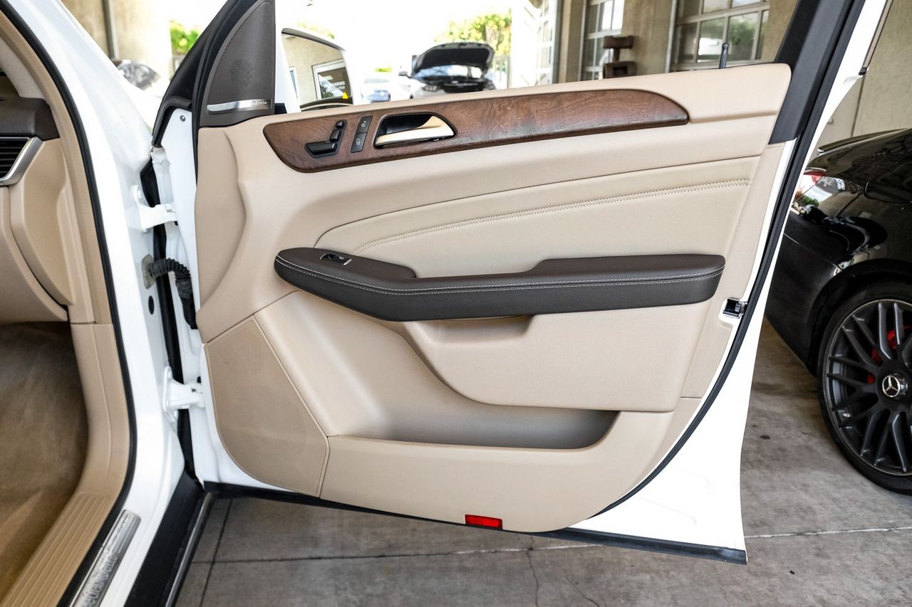 Mercedes-Benz M-Class Vehicle Main Gallery Image 41