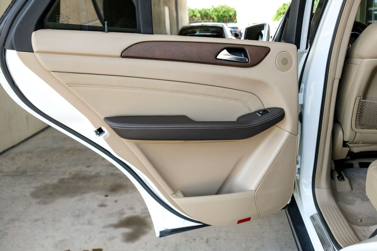 Mercedes-Benz M-Class Vehicle Main Gallery Image 42