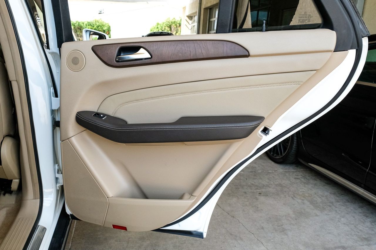 Mercedes-Benz M-Class Vehicle Main Gallery Image 43
