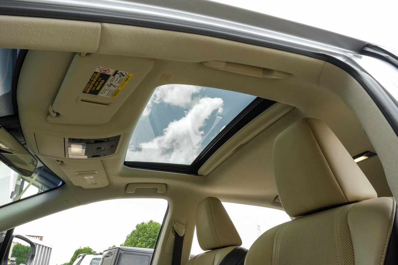 Lexus RX Vehicle Main Gallery Image 04