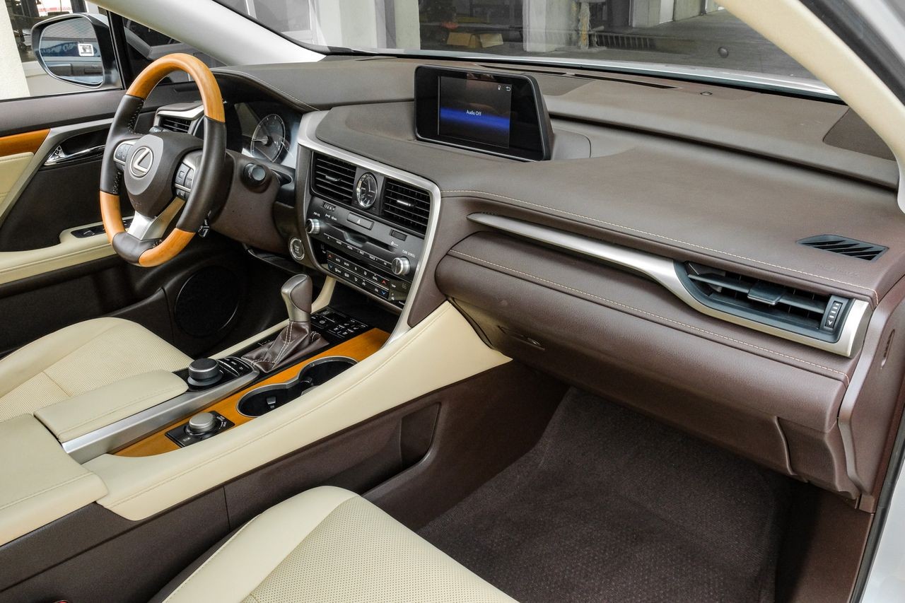Lexus RX Vehicle Main Gallery Image 12