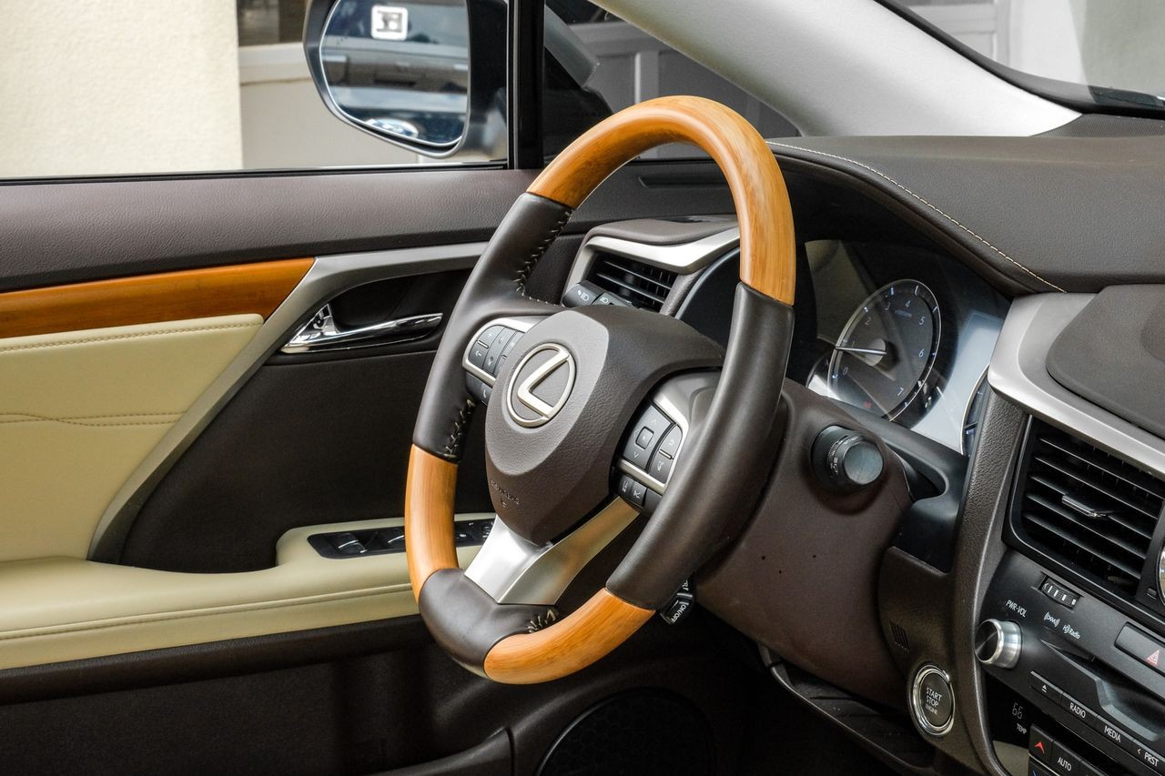 Lexus RX Vehicle Main Gallery Image 13