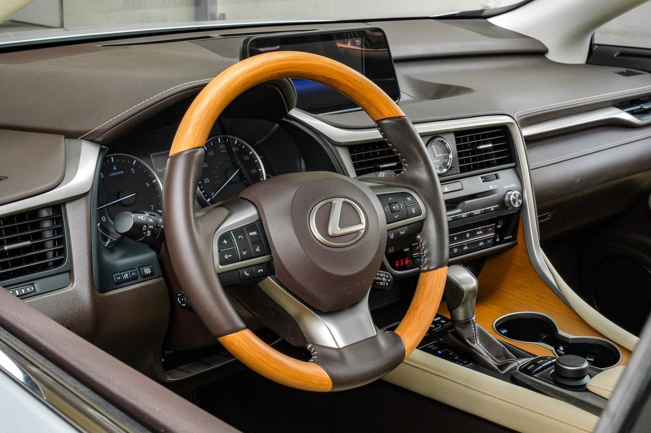 Lexus RX Vehicle Main Gallery Image 15