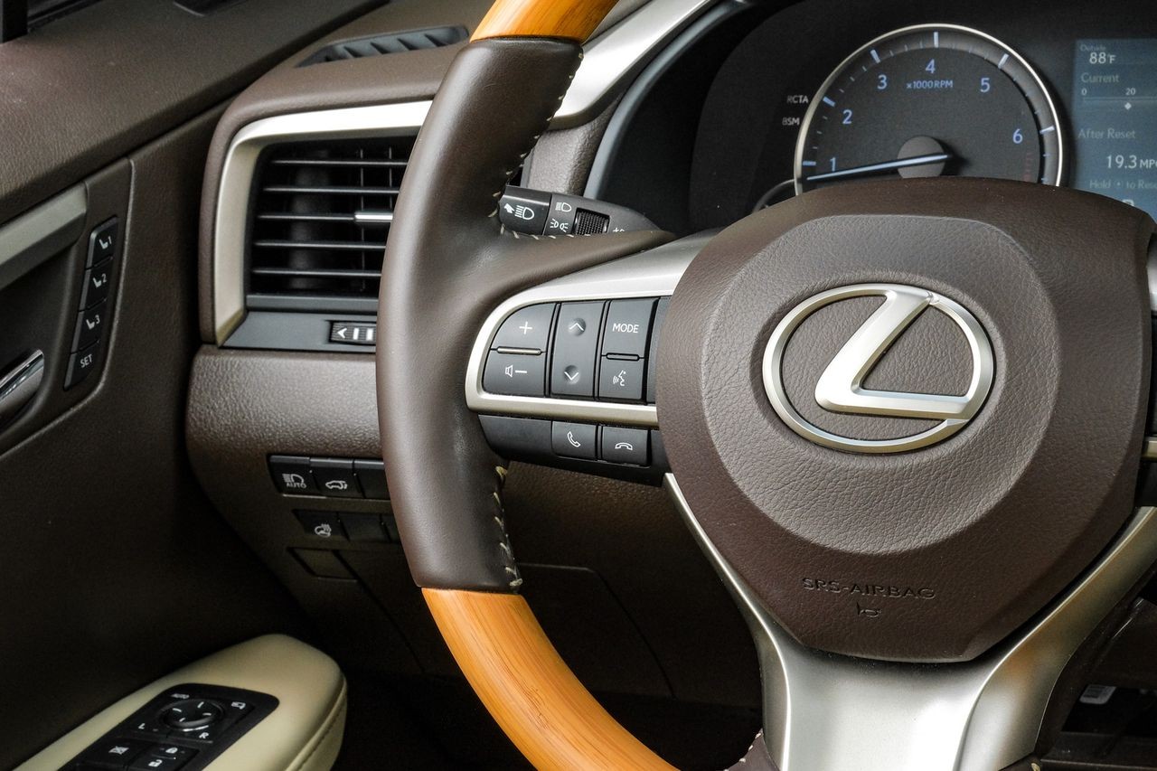Lexus RX Vehicle Main Gallery Image 17