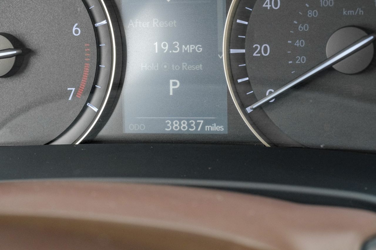 Lexus RX Vehicle Main Gallery Image 21