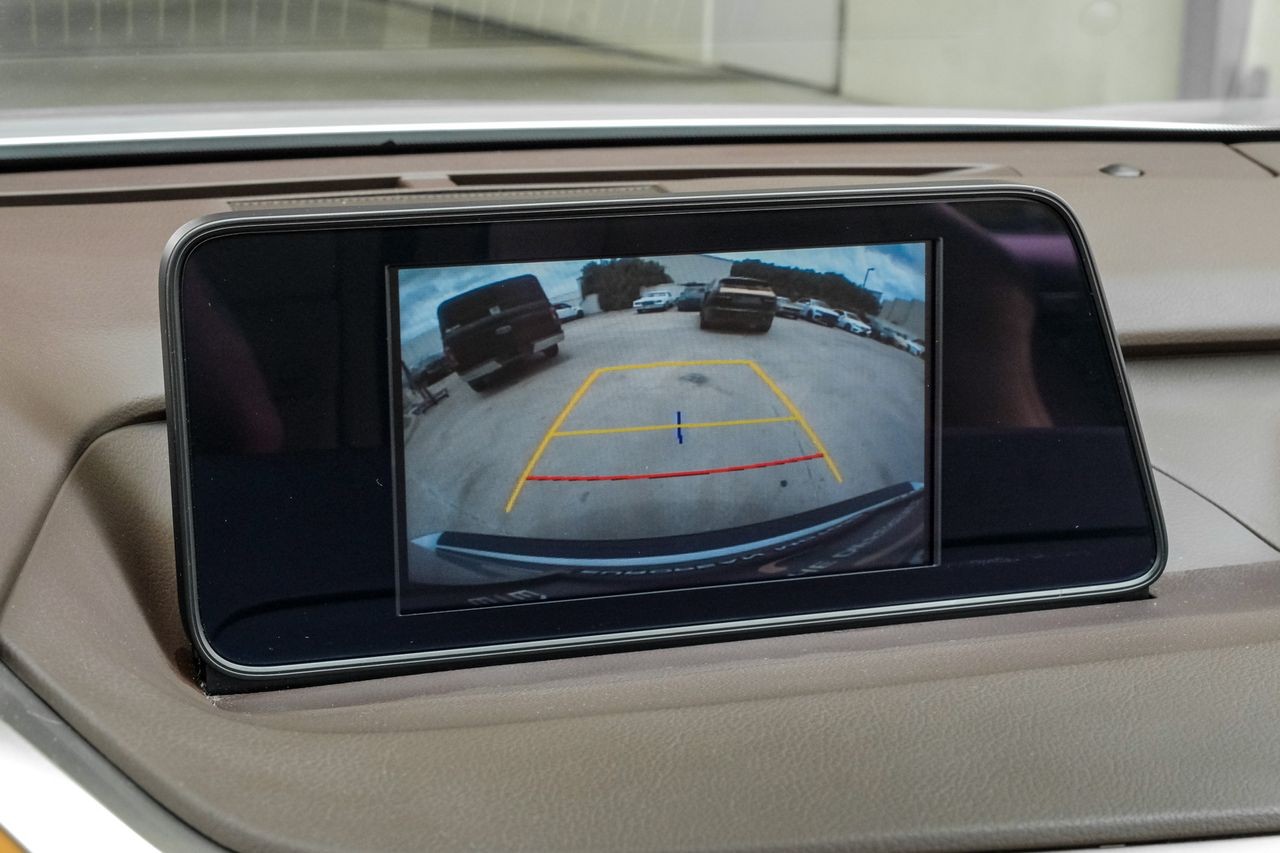 Lexus RX Vehicle Main Gallery Image 23