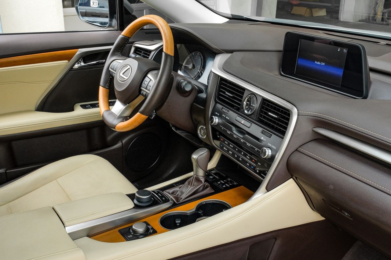 Lexus RX Vehicle Main Gallery Image 24