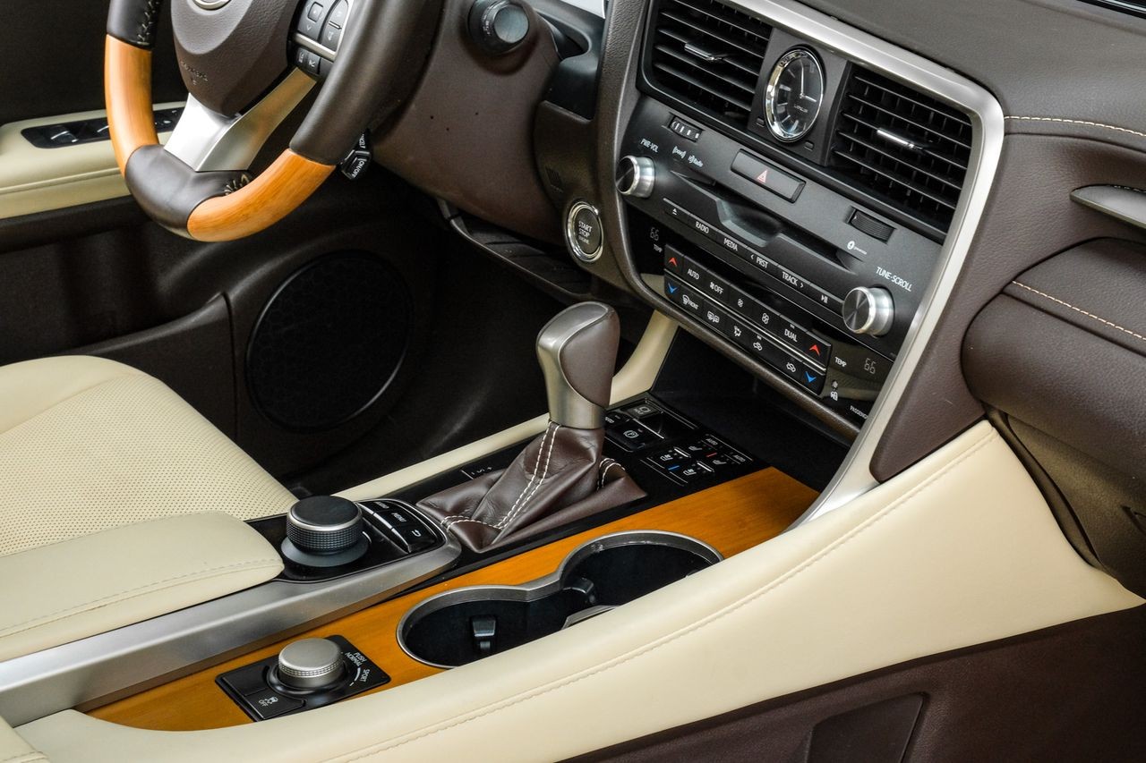 Lexus RX Vehicle Main Gallery Image 25