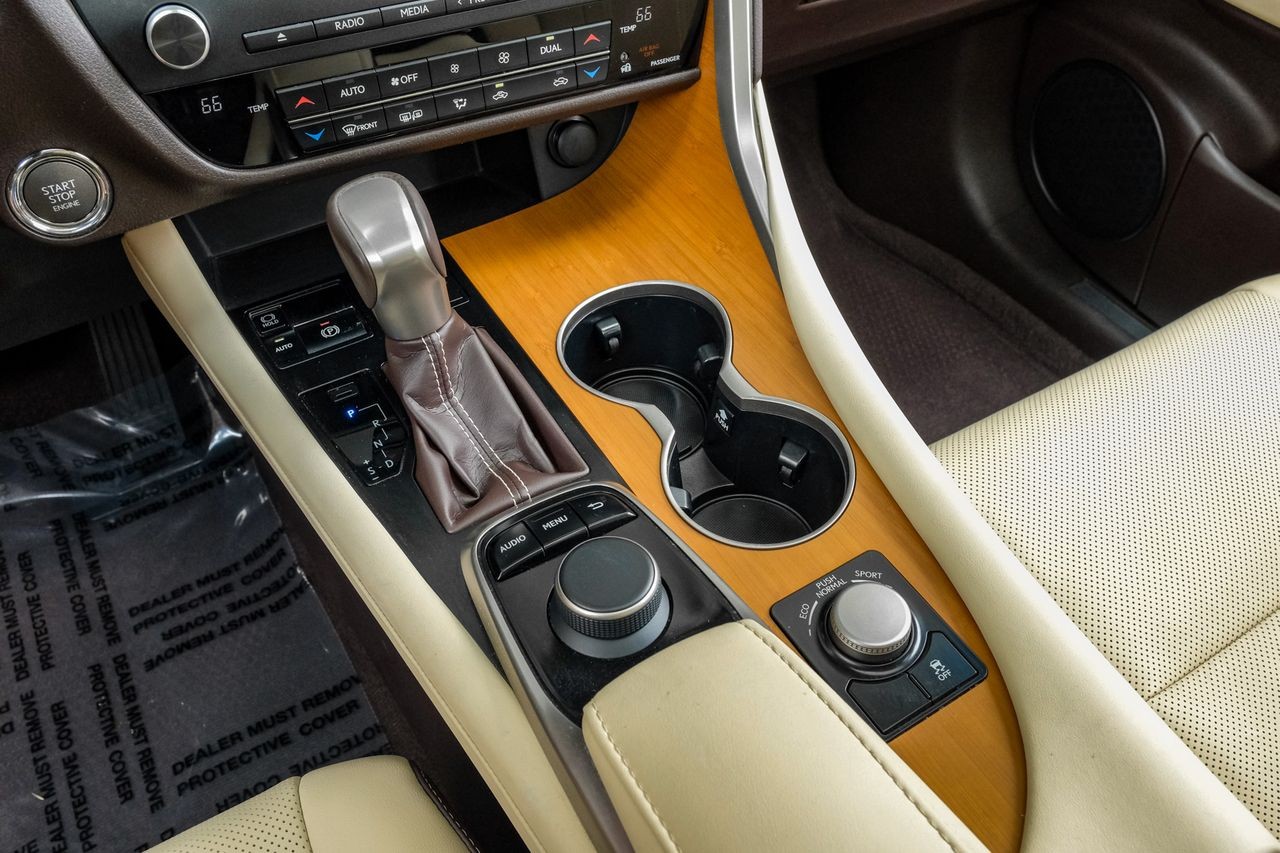Lexus RX Vehicle Main Gallery Image 26