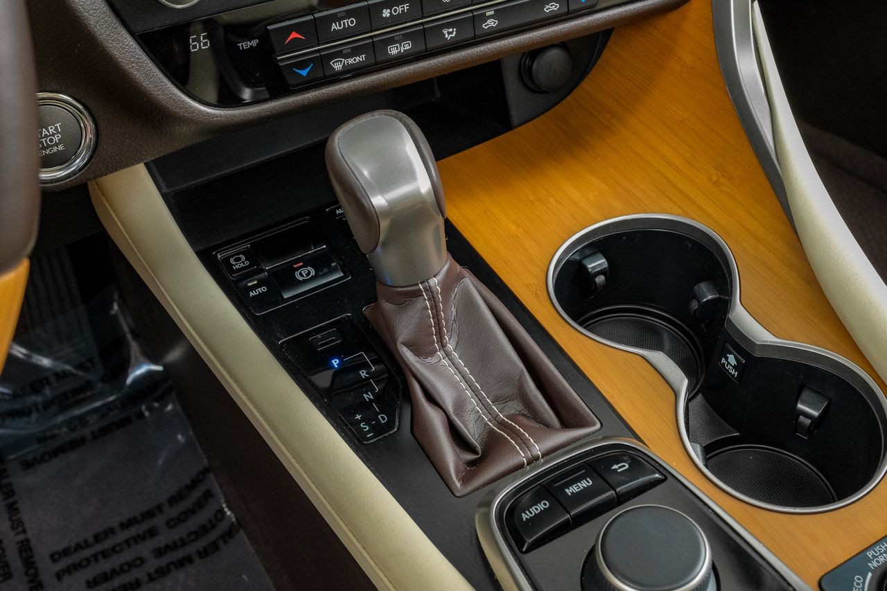 Lexus RX Vehicle Main Gallery Image 27