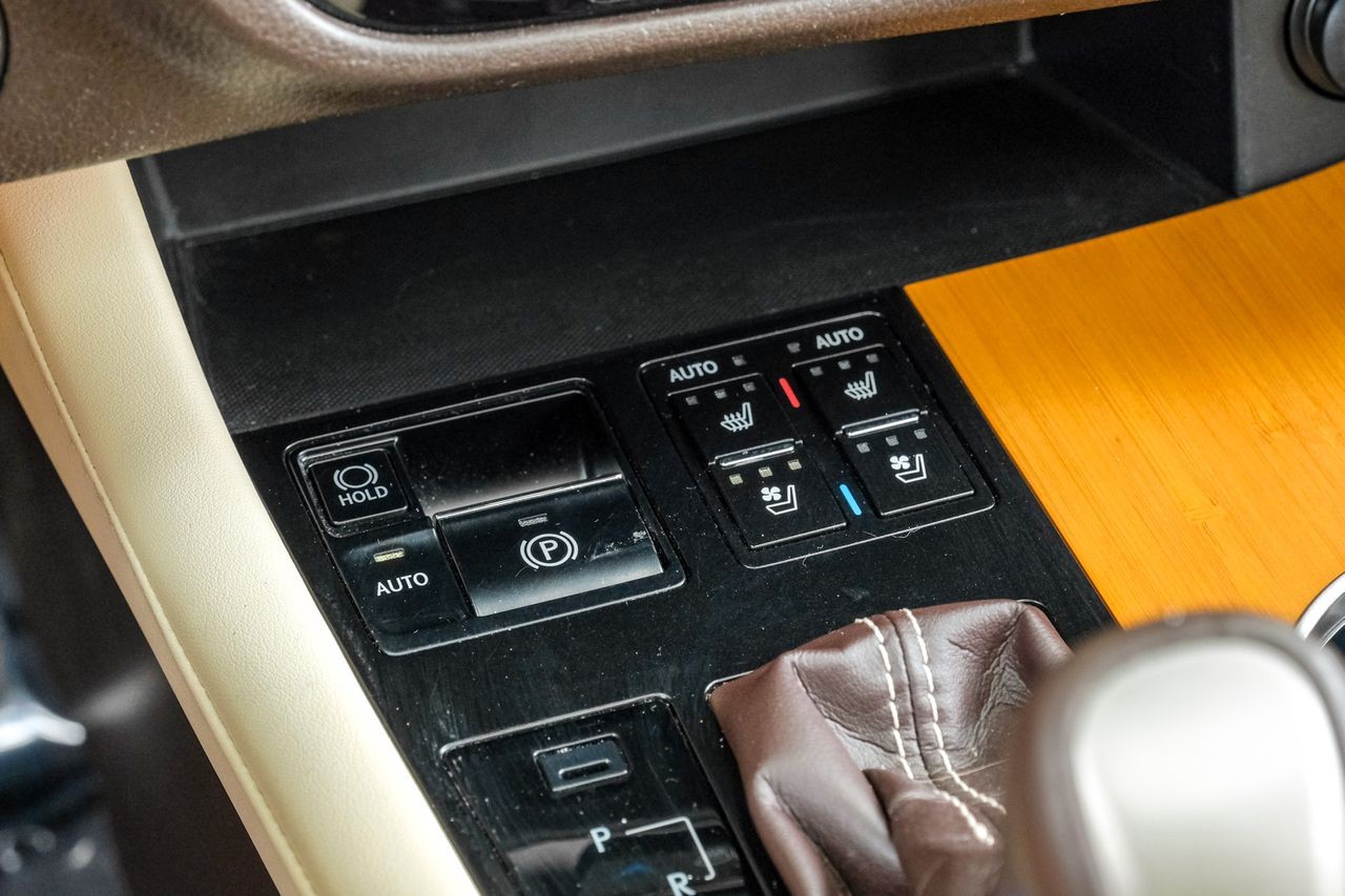 Lexus RX Vehicle Main Gallery Image 30