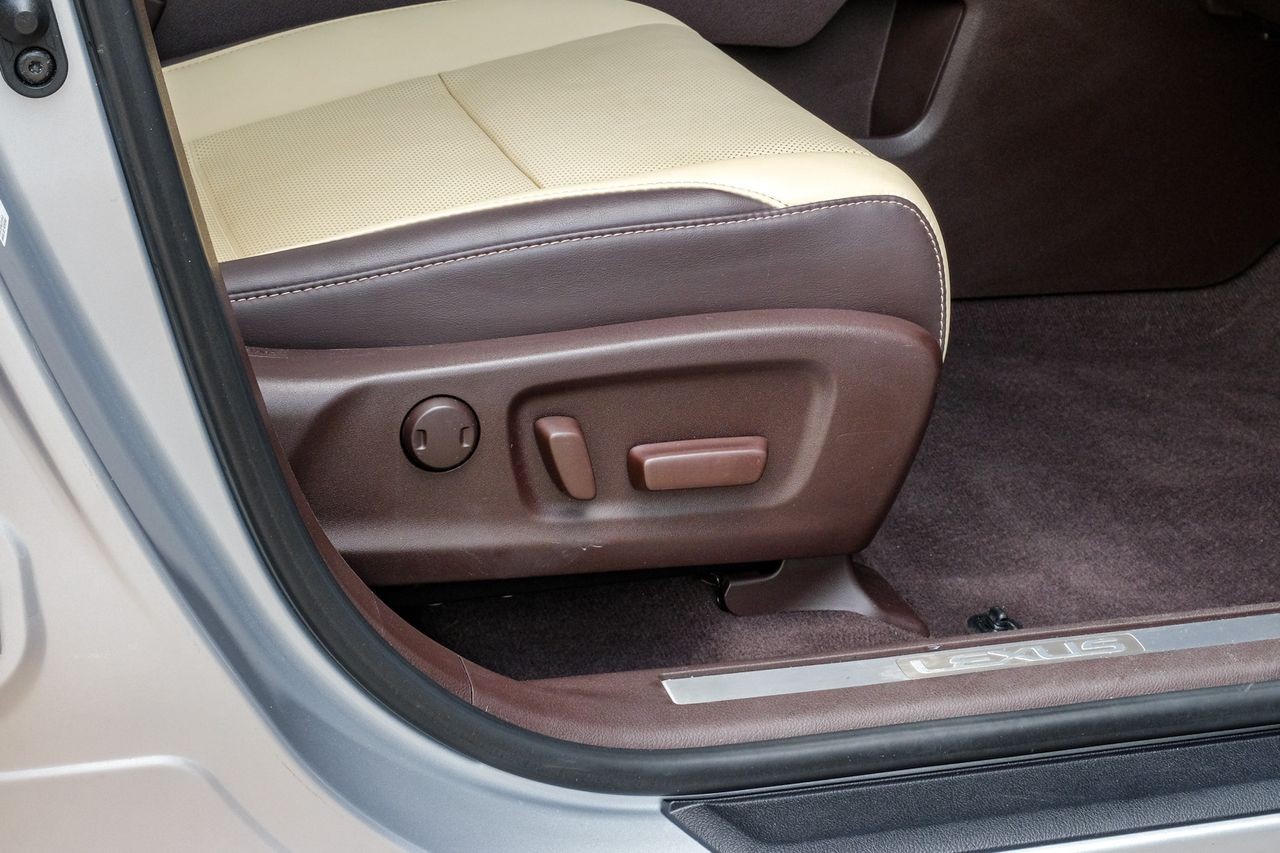 Lexus RX Vehicle Main Gallery Image 44