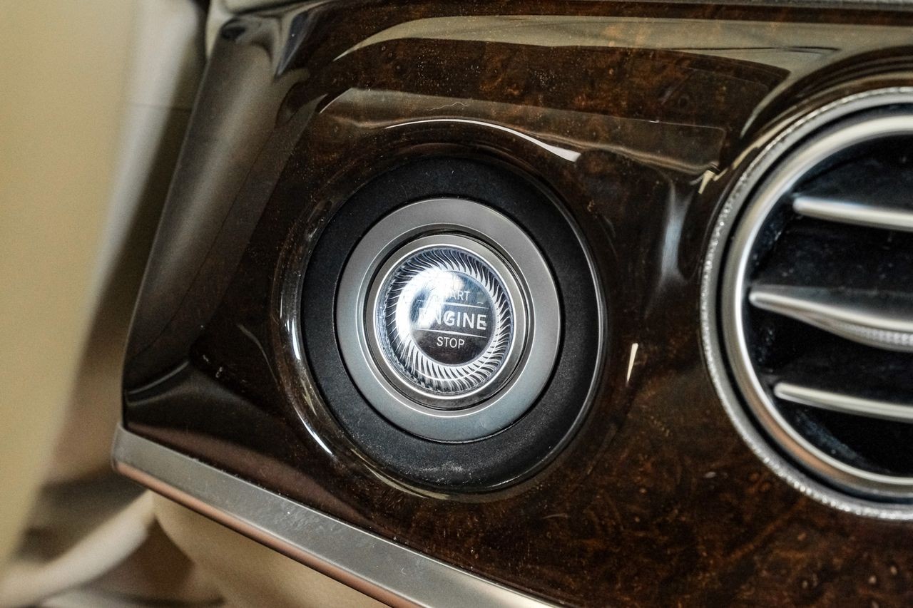 Mercedes-Benz S-Class Vehicle Main Gallery Image 23