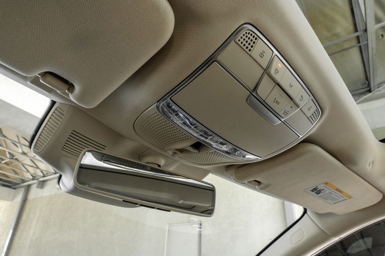 Mercedes-Benz S-Class Vehicle Main Gallery Image 37