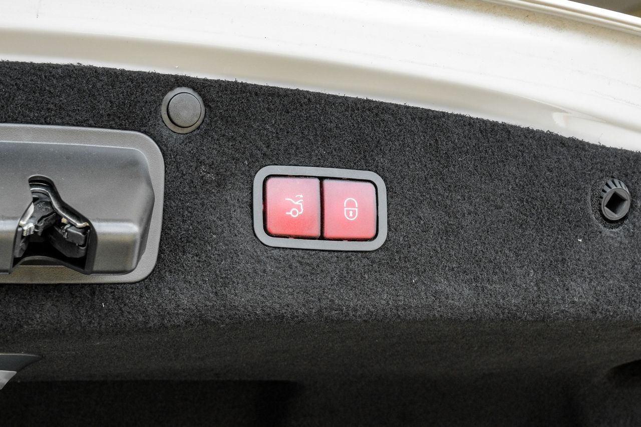 Mercedes-Benz S-Class Vehicle Main Gallery Image 64