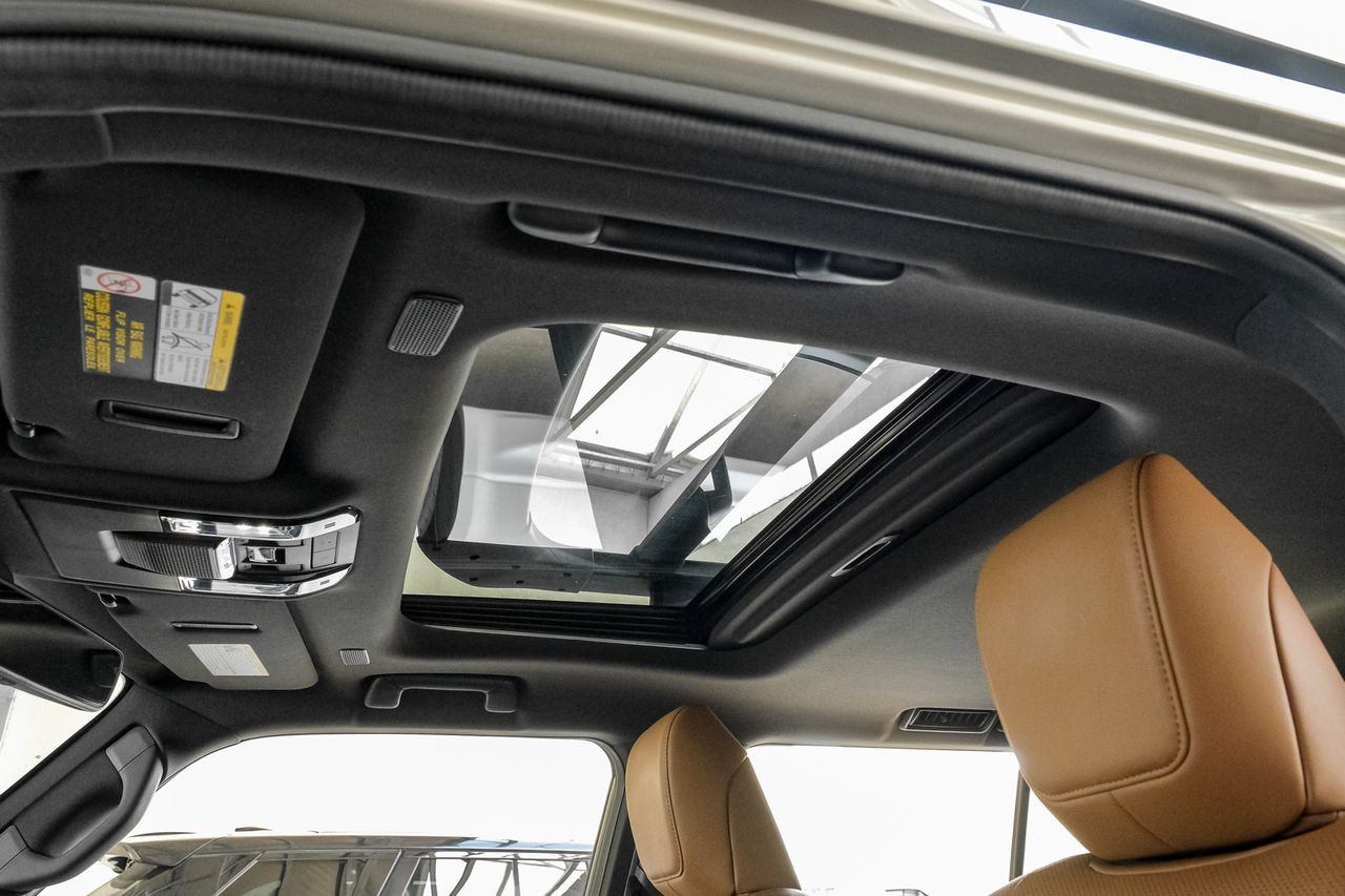 Lexus GX Vehicle Main Gallery Image 05