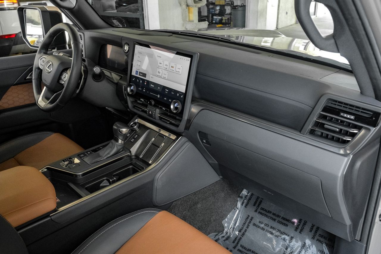 Lexus GX Vehicle Main Gallery Image 13