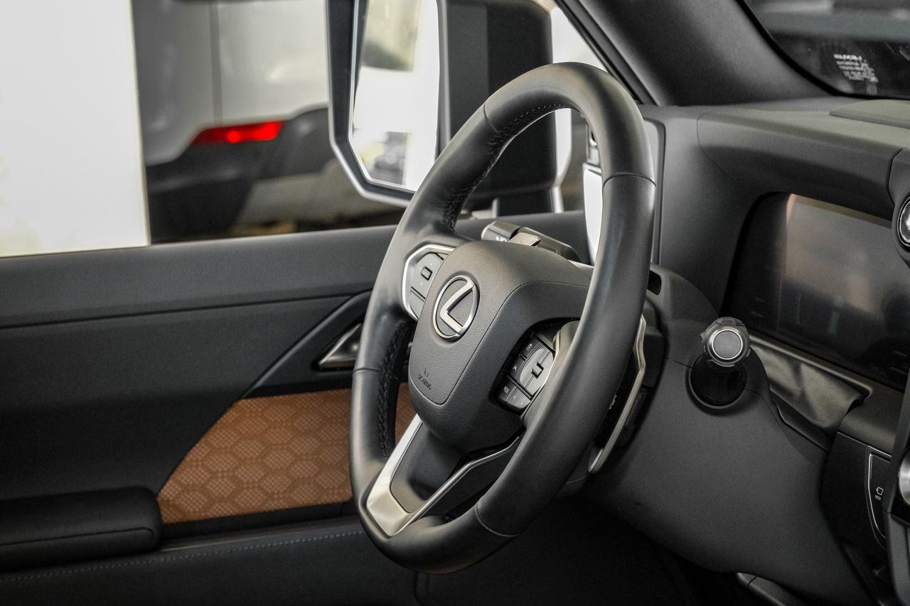 Lexus GX Vehicle Main Gallery Image 14