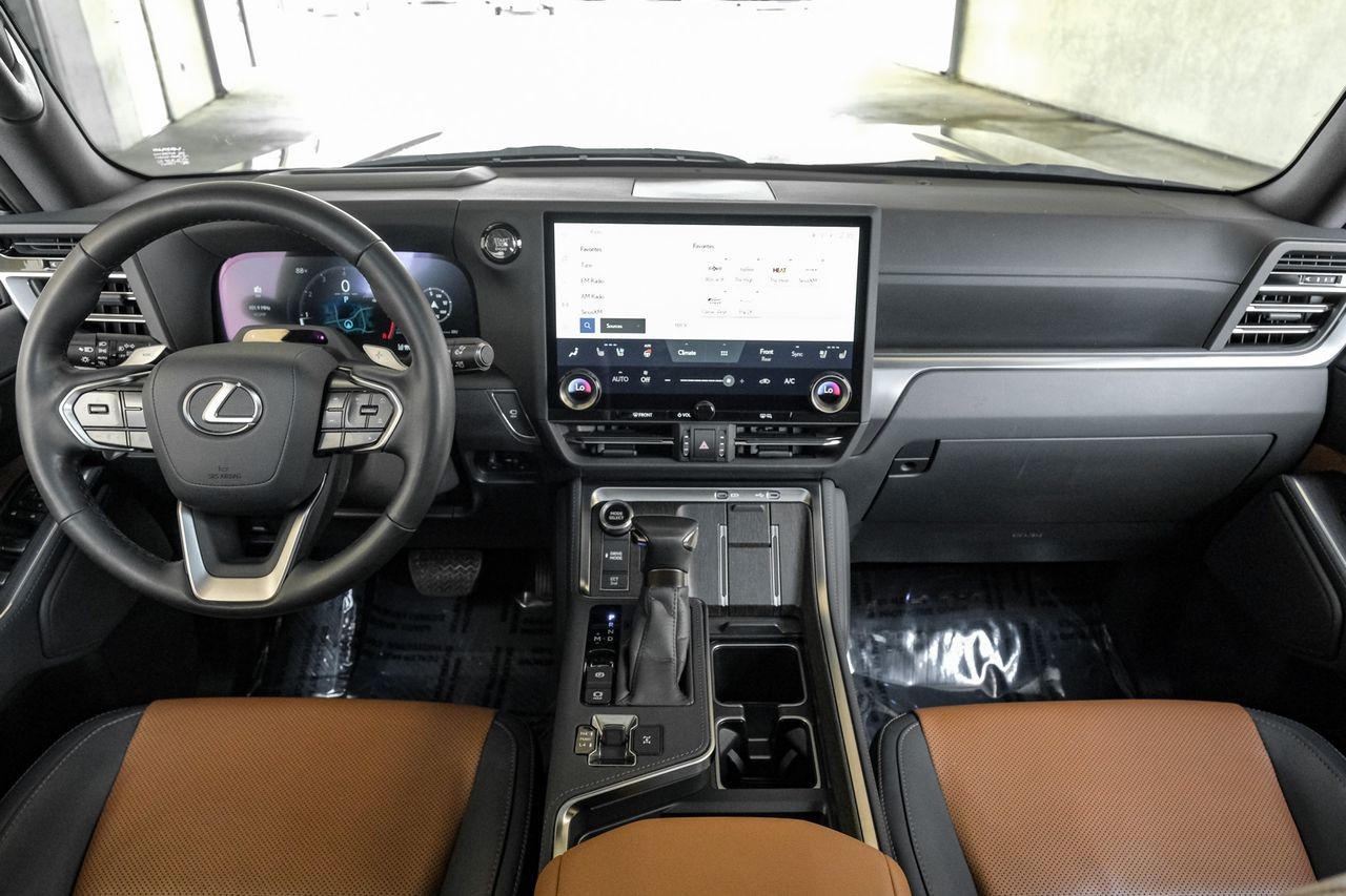Lexus GX Vehicle Main Gallery Image 15