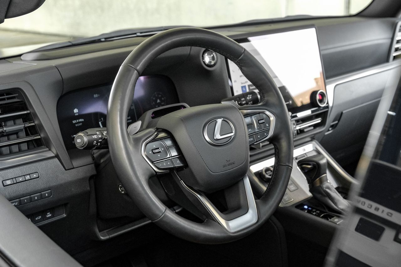 Lexus GX Vehicle Main Gallery Image 16