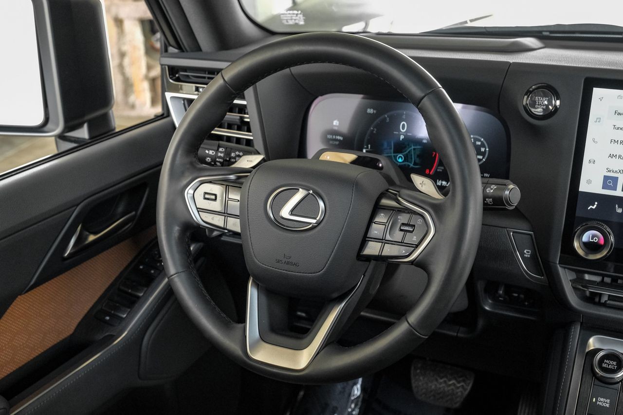 Lexus GX Vehicle Main Gallery Image 17