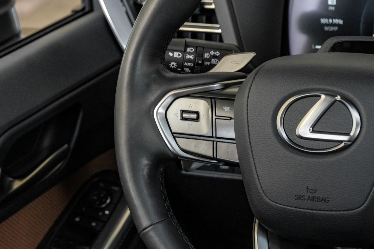 Lexus GX Vehicle Main Gallery Image 18