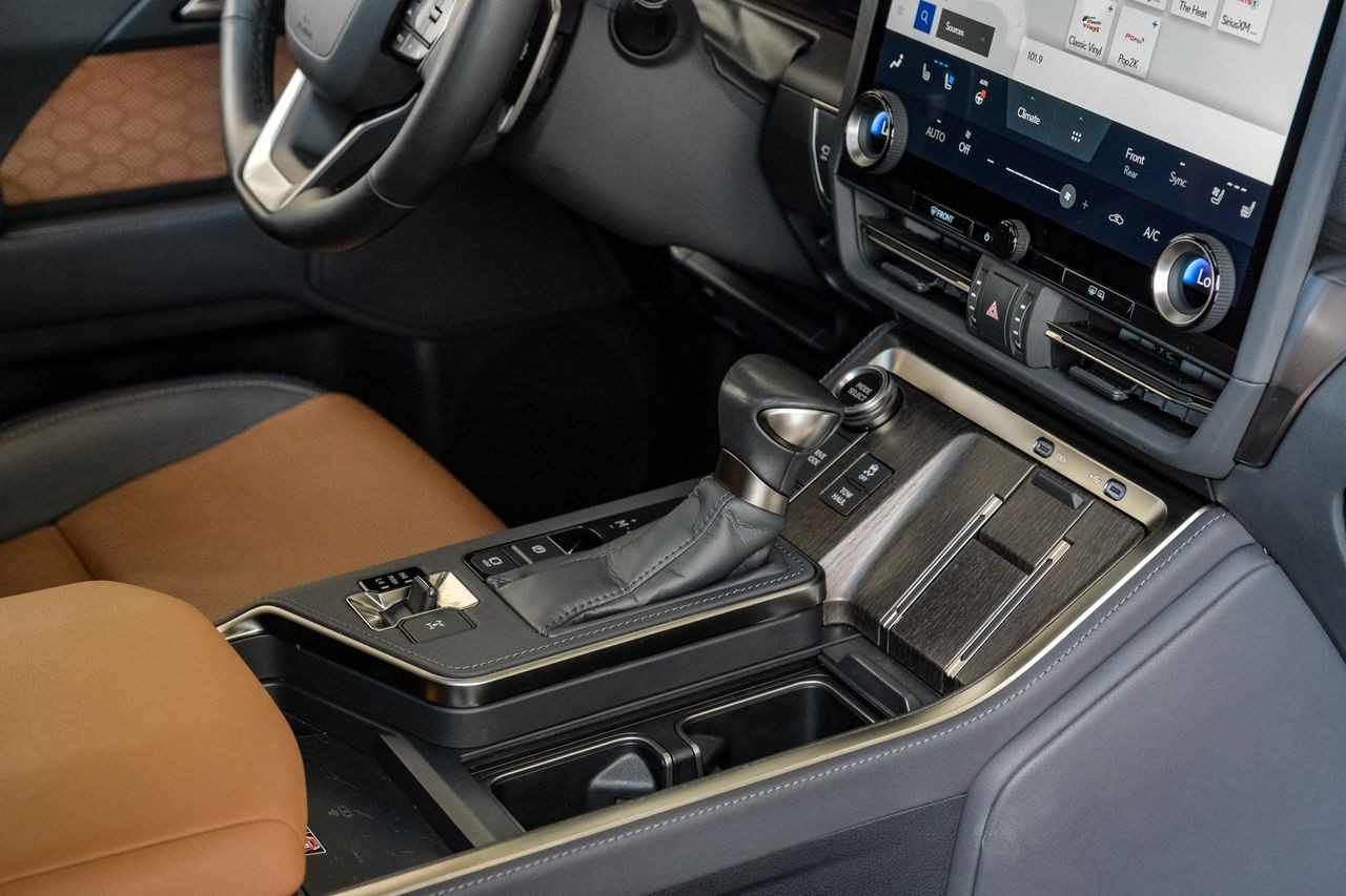 Lexus GX Vehicle Main Gallery Image 26