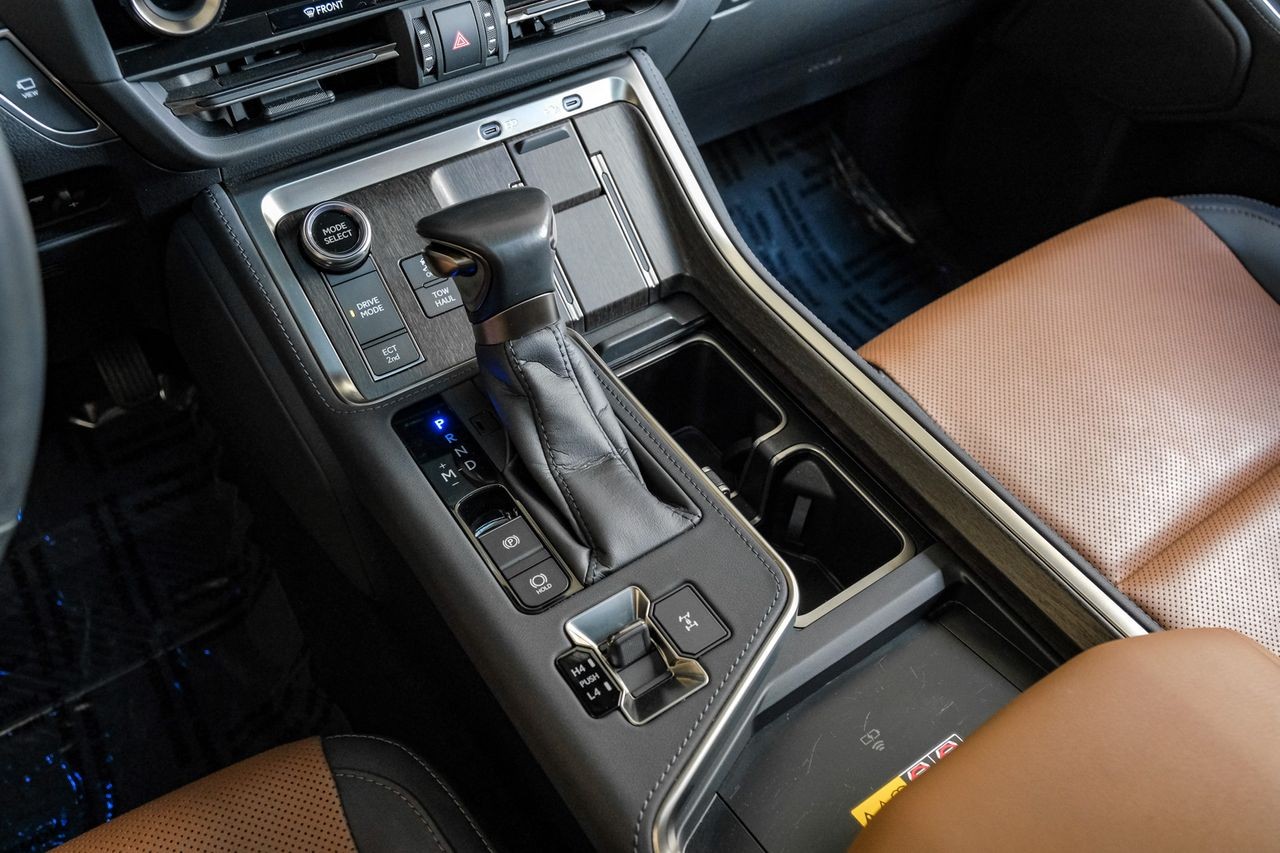 Lexus GX Vehicle Main Gallery Image 27