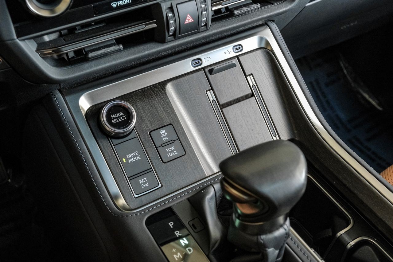 Lexus GX Vehicle Main Gallery Image 28