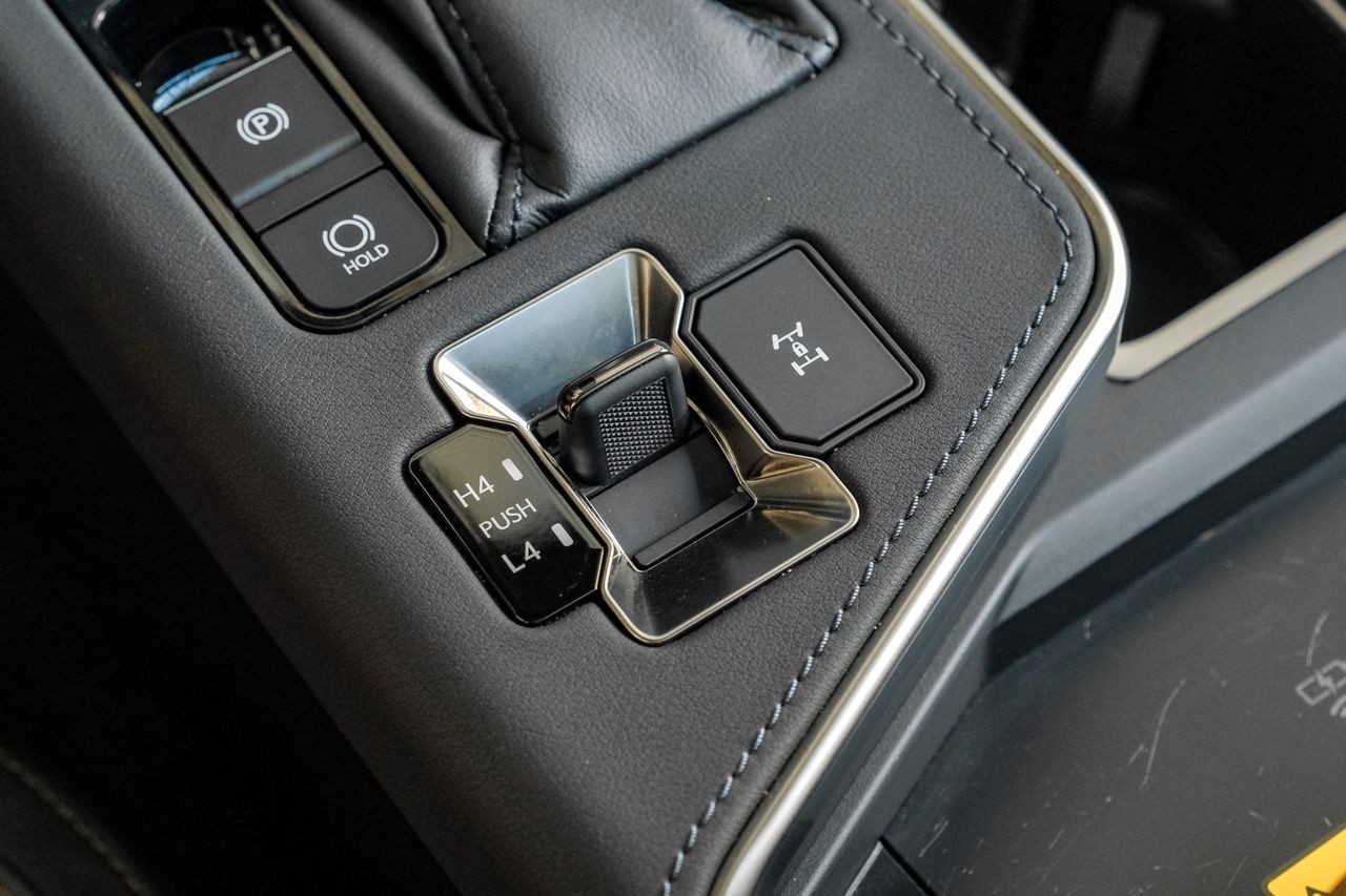 Lexus GX Vehicle Main Gallery Image 31
