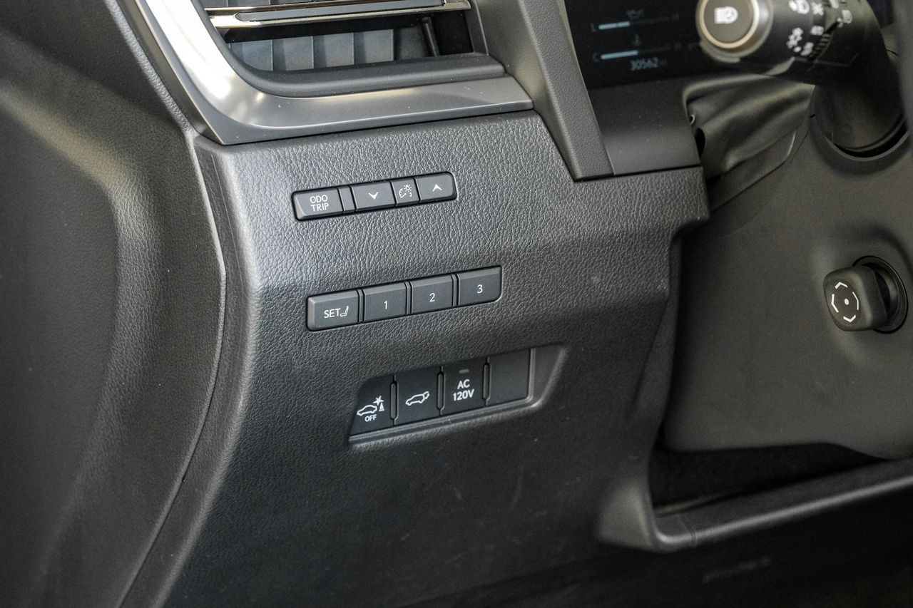 Lexus GX Vehicle Main Gallery Image 34
