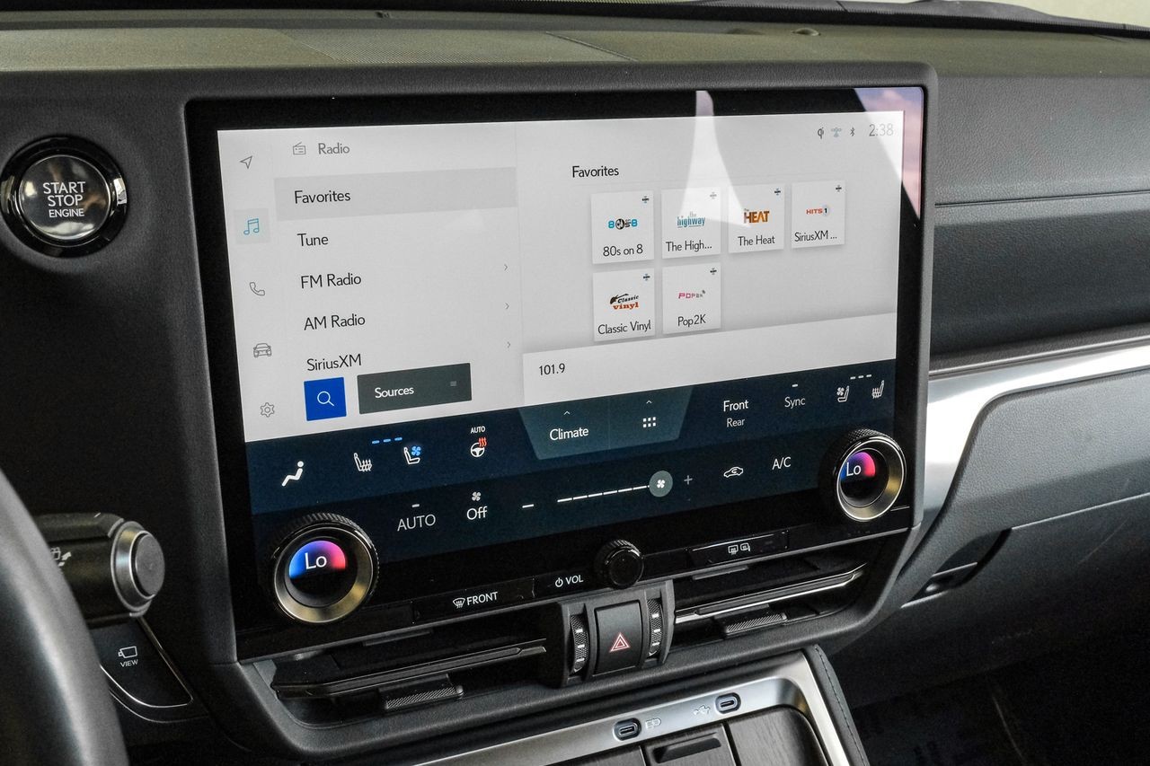 Lexus GX Vehicle Main Gallery Image 36