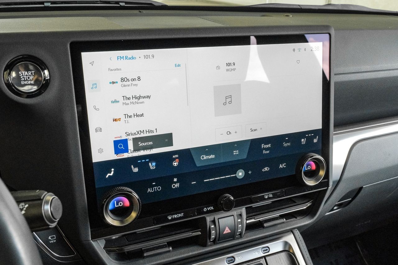 Lexus GX Vehicle Main Gallery Image 37
