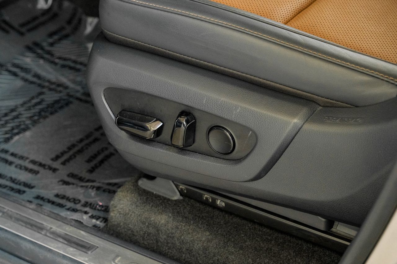 Lexus GX Vehicle Main Gallery Image 43