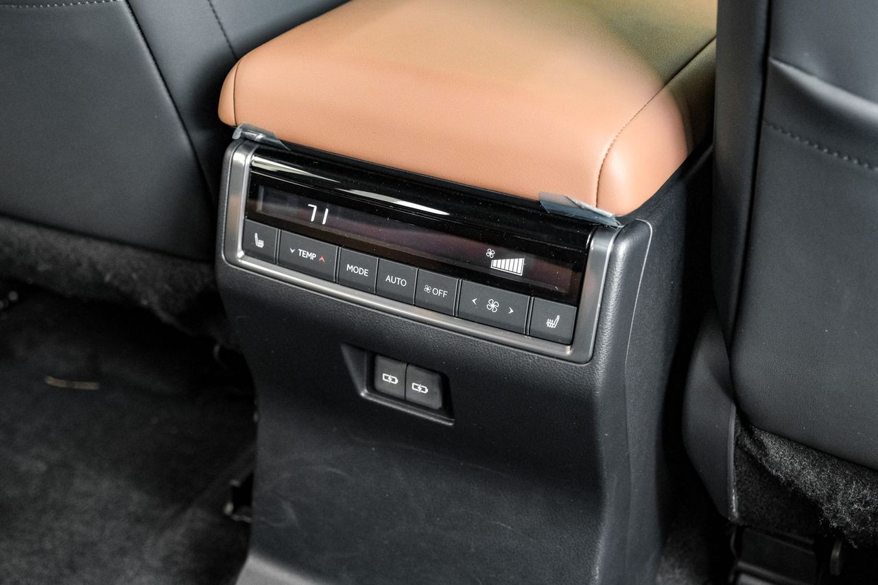 Lexus GX Vehicle Main Gallery Image 49