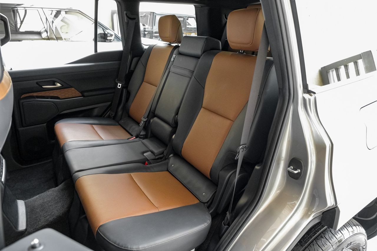 Lexus GX Vehicle Main Gallery Image 51