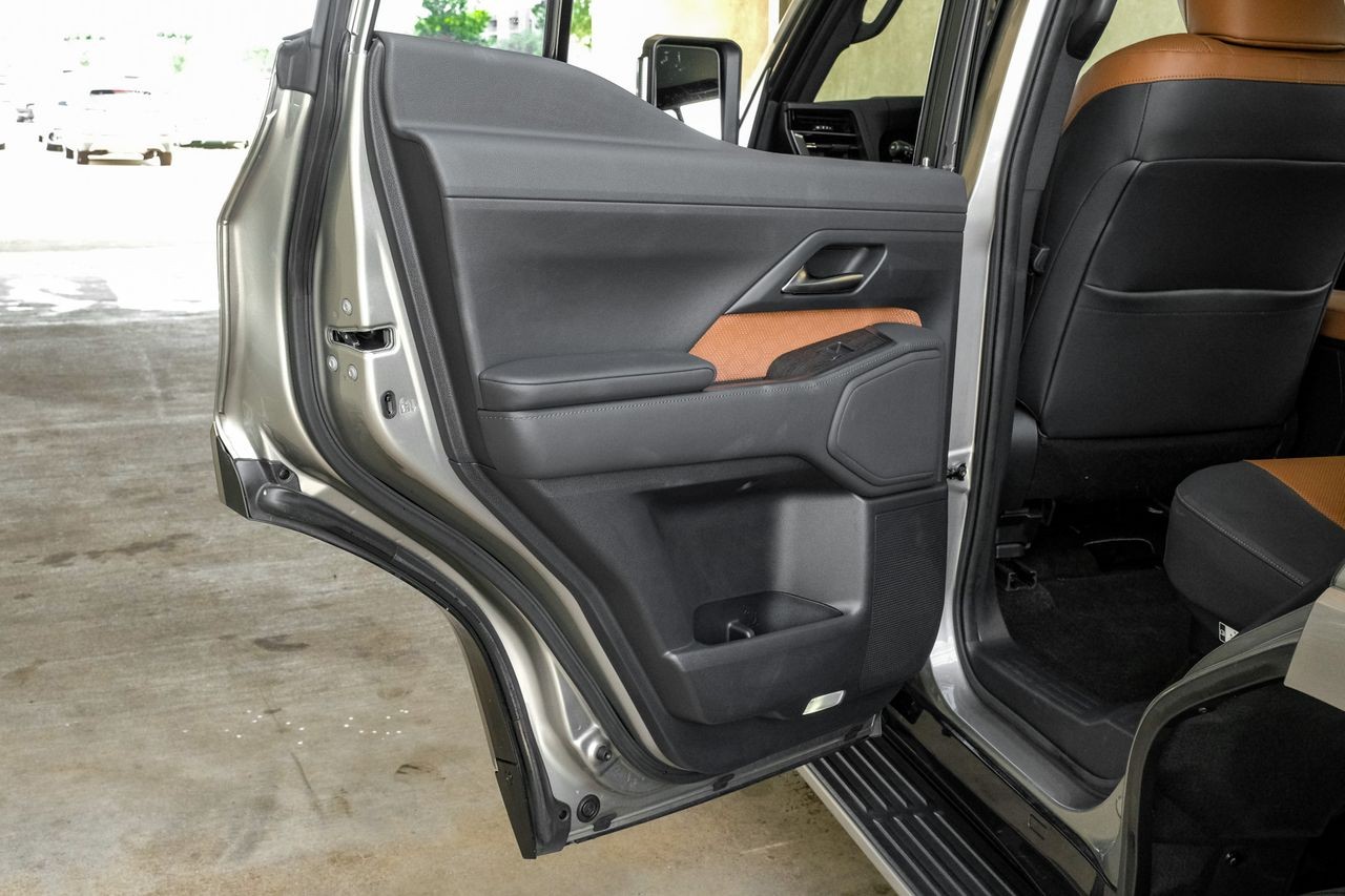 Lexus GX Vehicle Main Gallery Image 59