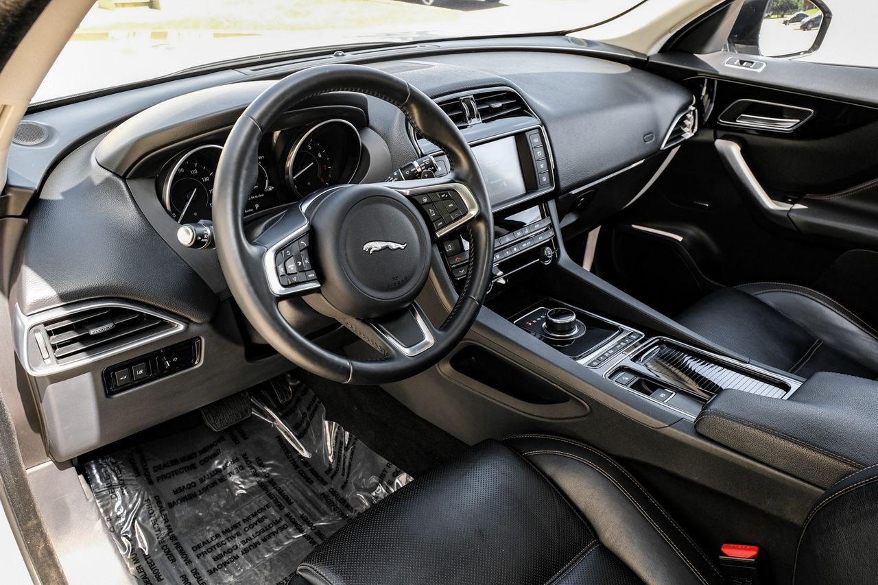 Jaguar F-Pace Vehicle Main Gallery Image 03