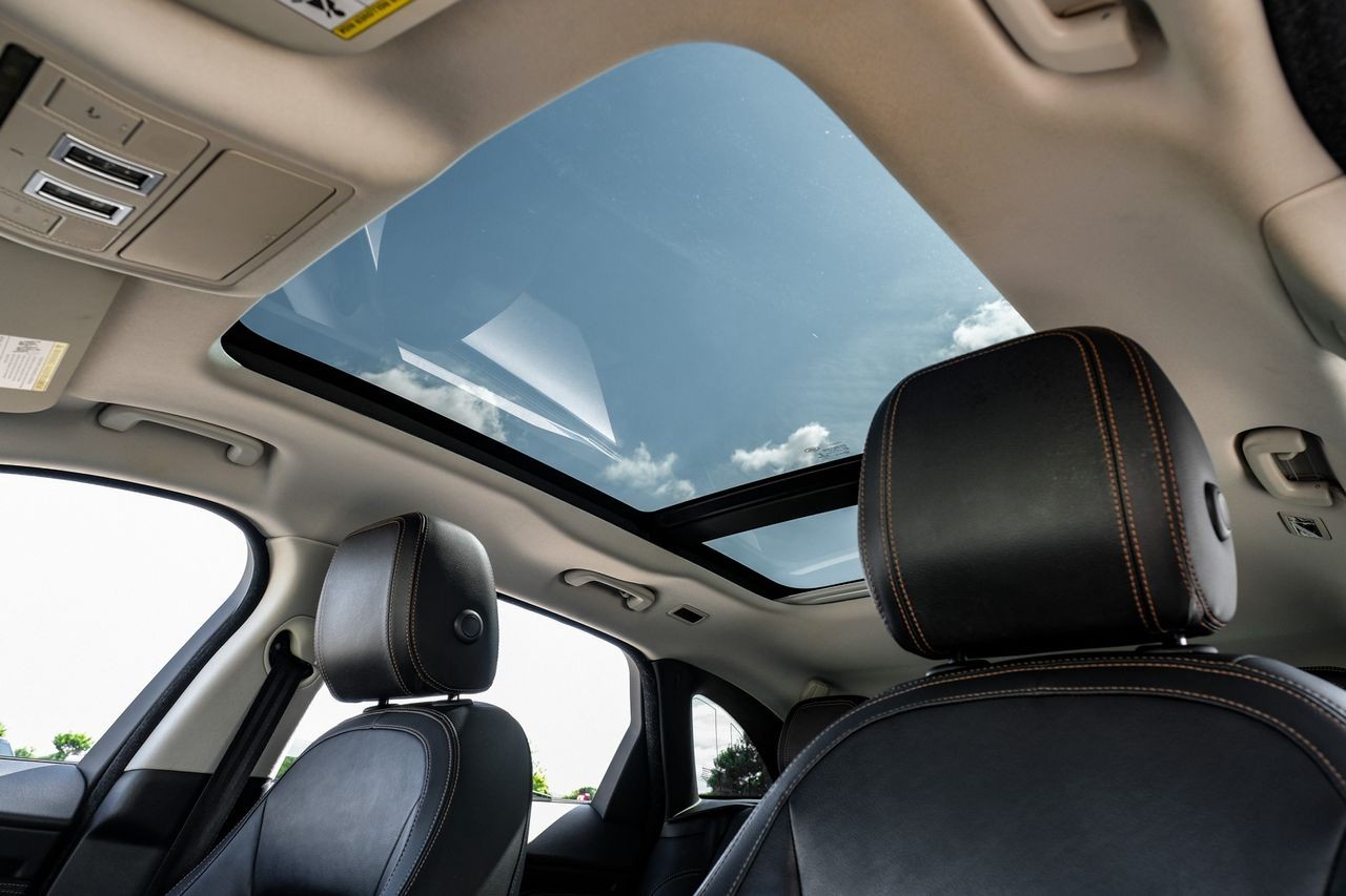 Jaguar F-Pace Vehicle Main Gallery Image 05
