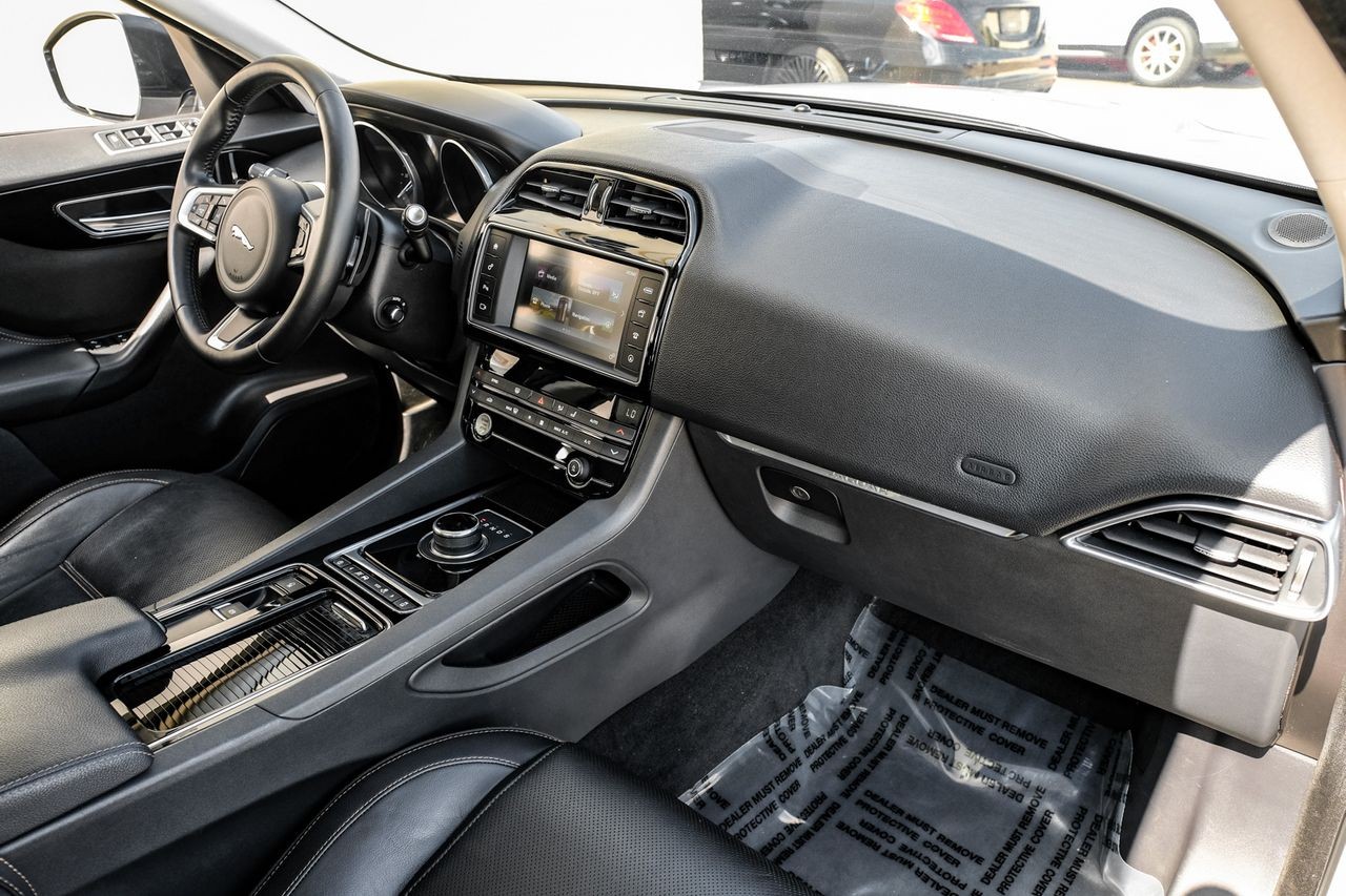Jaguar F-Pace Vehicle Main Gallery Image 13