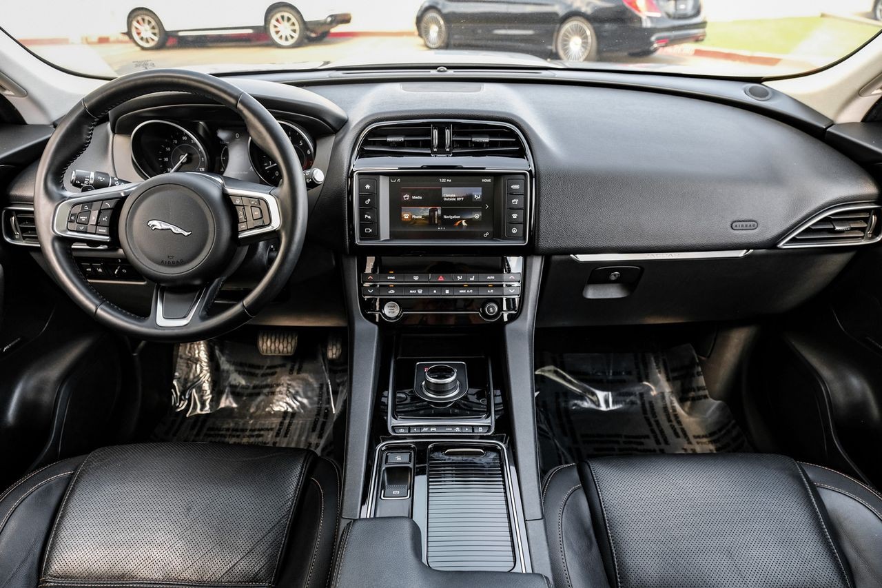 Jaguar F-Pace Vehicle Main Gallery Image 15