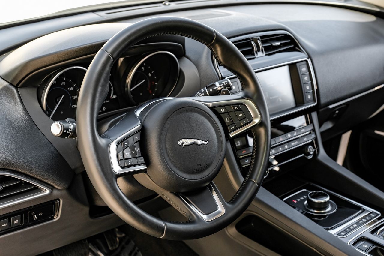 Jaguar F-Pace Vehicle Main Gallery Image 16
