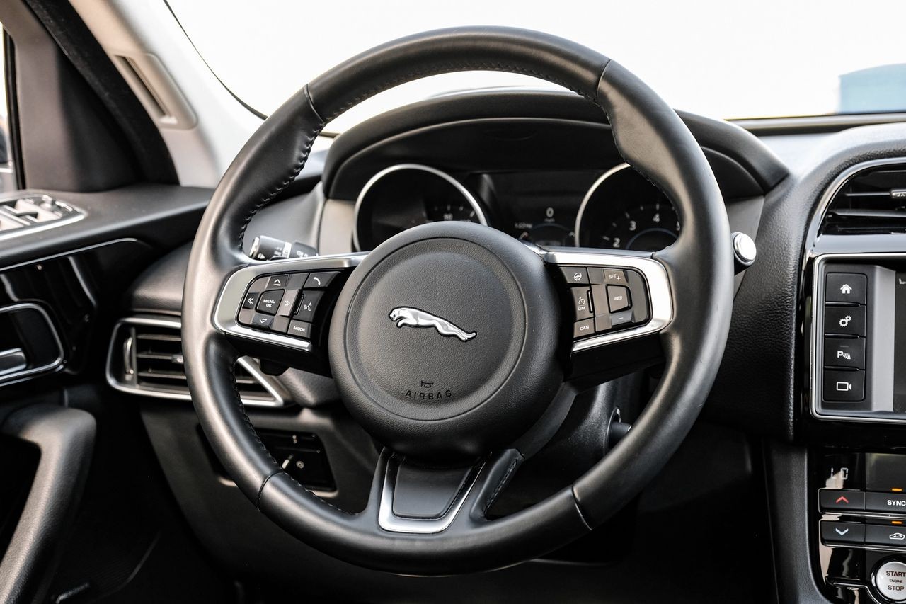 Jaguar F-Pace Vehicle Main Gallery Image 17