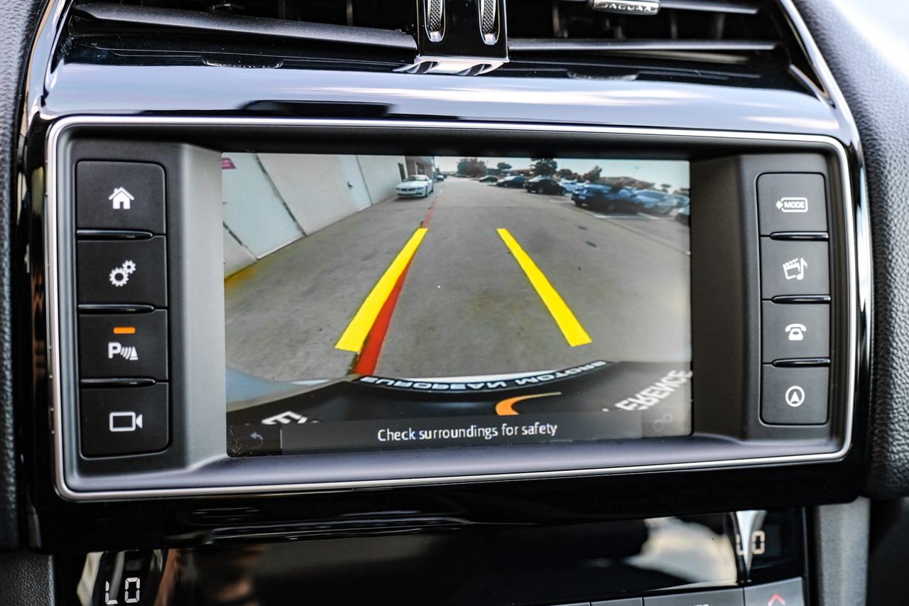Jaguar F-Pace Vehicle Main Gallery Image 23